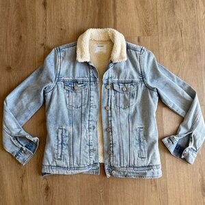 Old Navy Light Wash Denim Sherpa Lined Classic Trucker Jacket Size Small